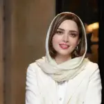 لباس عجیب بهنوش طباطبایی در مراسم وداع اکبر عبدی / استایل راهبه‌ای