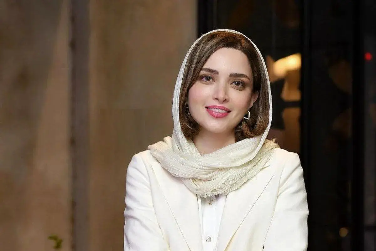 لباس عجیب بهنوش طباطبایی در مراسم وداع اکبر عبدی / استایل راهبه‌ای - تصویر شاخص