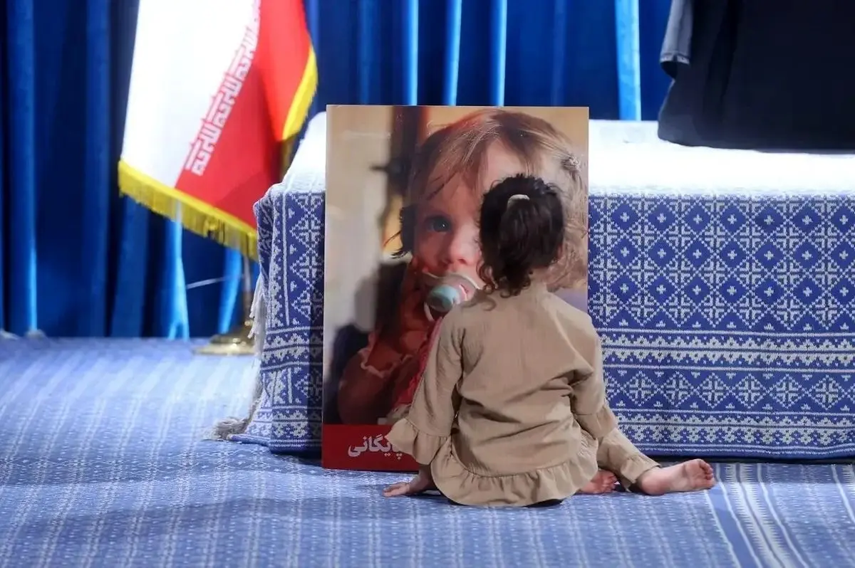 ابراز محبت کودکان به عکس نوه‌ رهبر شهید اشک همه را درآورد + عکس - تصویر شاخص