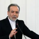 ژست سینمایی عباس عراقچی روی موتور در مراسم تشییع؛ چرا همه نگاه‌ها به او دوخته شد؟