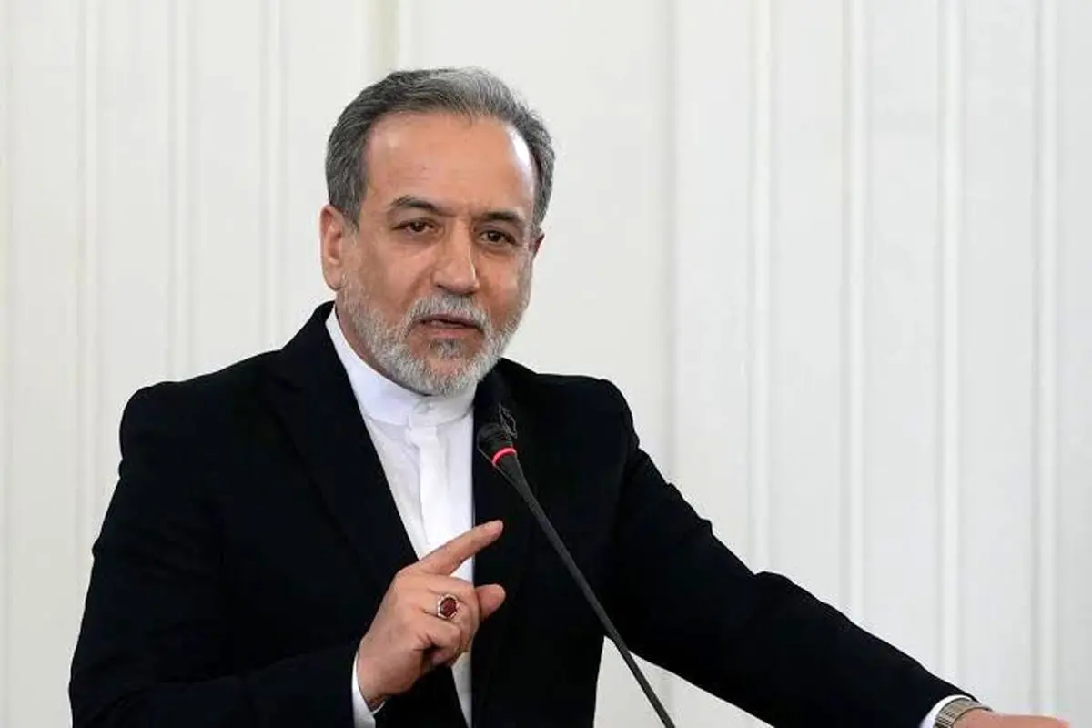 ژست سینمایی عباس عراقچی روی موتور در مراسم تشییع؛ چرا همه نگاه‌ها به او دوخته شد؟ - تصویر شاخص