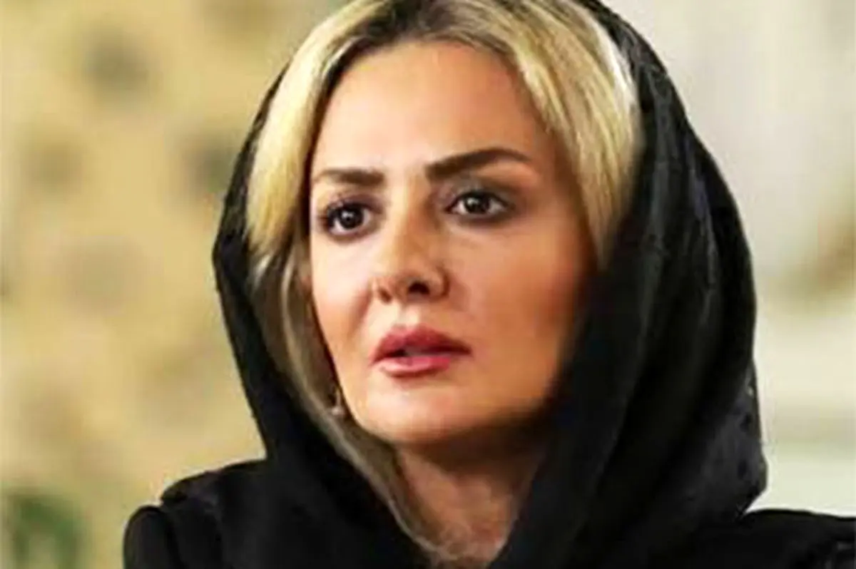 عکس| بیتا سحرخیز با استایل کژوال و موهای بلوند در خیابان‌ - تصویر شاخص