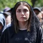عکس| چهره متفاوت «بهنوش طباطبایی» با چادر و زنبیل؛ سال 94