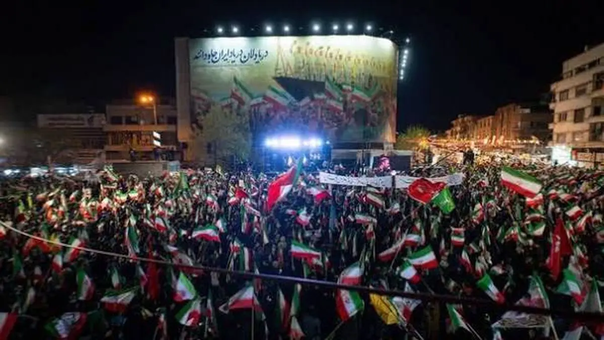 پلاکارد جنجالی «کمک برای خرید پوشک» در تجمعات شبانه - تصویر شاخص