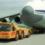 غول ۴۰۰ تنی که هواپیماهای غول‌پیکر فرودگاه را جا‌به‌جا کرد!