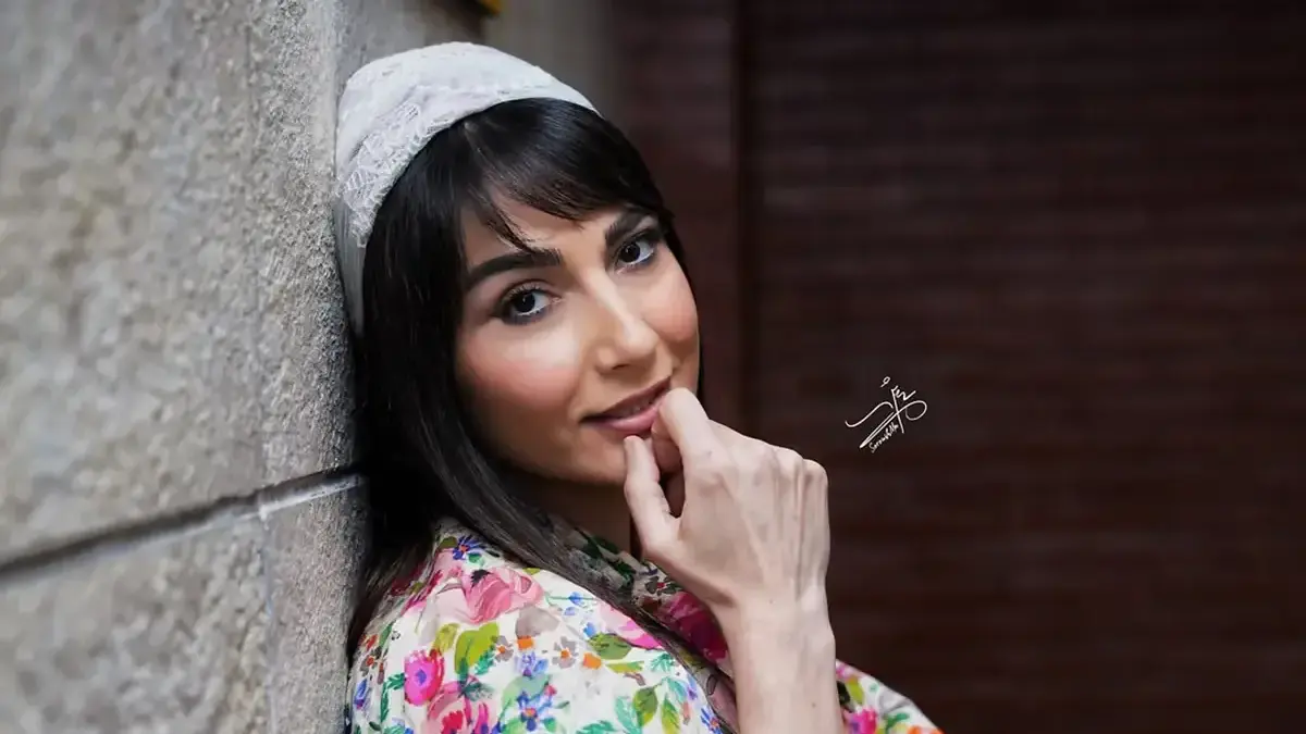 استایل متفاوت و جذاب سمیرا حسن‌پور با شلوار گشاد در پشت صحنه تئاتر هنوز زنده‌ایم