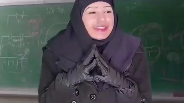 کلیپ طنز پریسا پوربلک؛ مدرسه از رگ گردن به شما نزدیک‌تر است! - تصویر شاخص