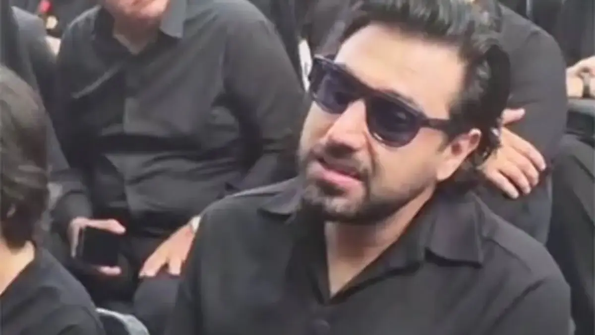 اشک‌های سوزناک احسان خواجه‌امیری در وداع با پدر محبوبش در تالار وحدت