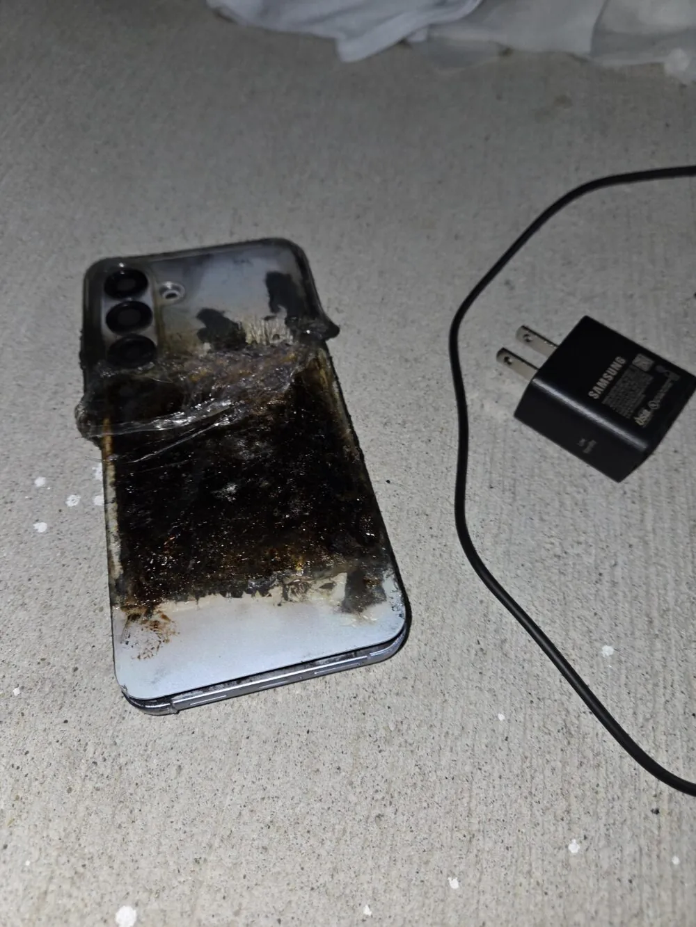 Exploded-Galaxy-S25-Plus-1000w-1333h 1 گلکسی S26 در جیب صاحبش منفجر شد؛ سوختگی شدید دستها و بدن | دیجینوی