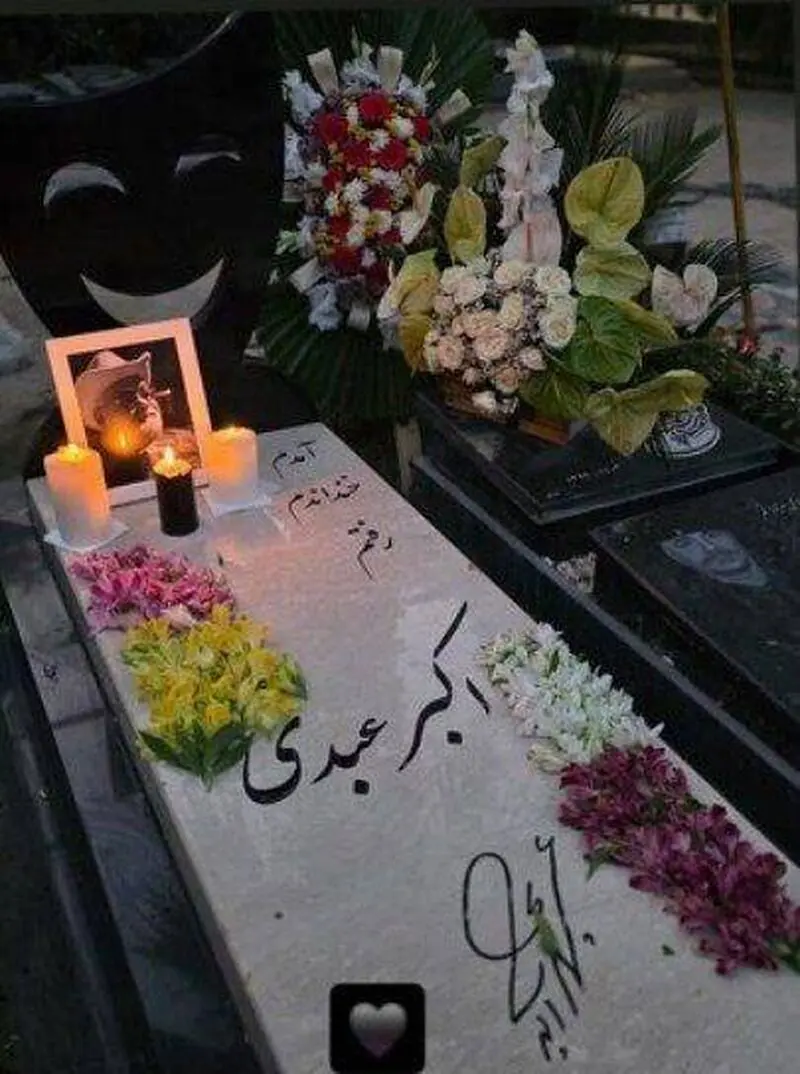 تصویر سنگ مزار اکبر عبدی که به تازگی نصب شد
