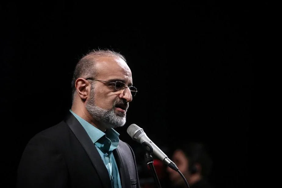اجرای محمد اصفهانی مقابل تئاتر شهر