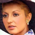 عکس سفر در زمان؛ گوگوش ۲۲ ساله روی پله‌های خانه دوبلکسش در نیاوران