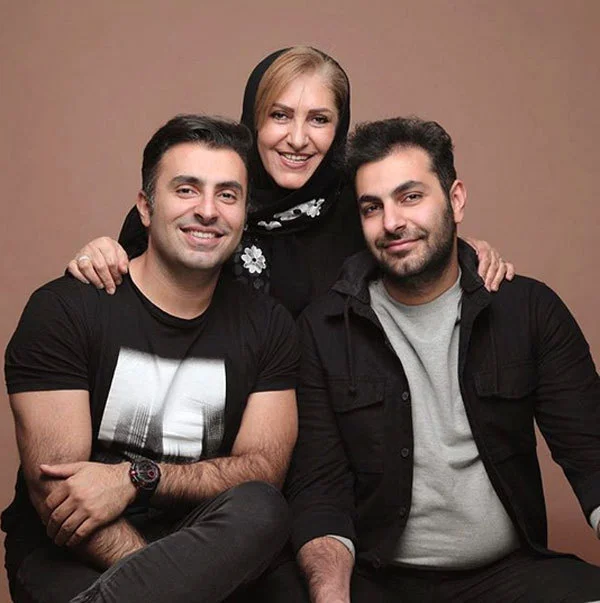 علیرضا طلیسچی و برادرش عرفان طلیسچی و مادرش علیرضا طلیسچی و برادرش عرفان طلیسچی و مادرش