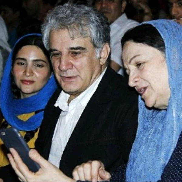 مهدی هاشمی در کنار همسرش گلاب آدینه و دخترش نورا هاشمی بیوگرافی مهدی هاشمی