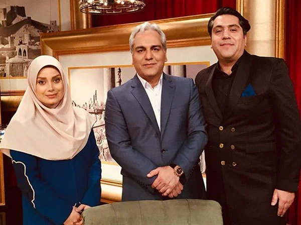 مانی رهنما و همسرش صبا راد در دورهمی مانی رهنما و همسرش صبا راد در دورهمی