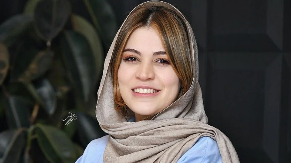 شیدا خلیق در کنار مادر و همسرش در پشت صحنه نمایش «آرش»