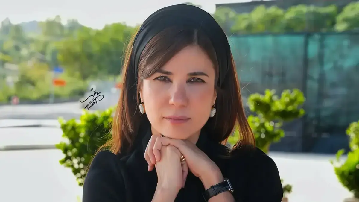 سارا بهرامی با استایلی شیک و کلاسیک در پشت صحنه «تجربه» همه را مجذوب کرد!
