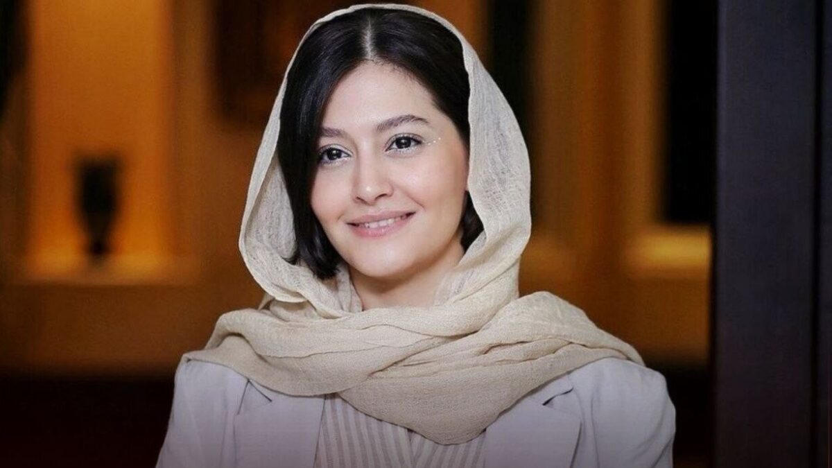 استایل تابستانی و متفاوت پردیس احمدیه با کلاه حصیری در مزرعه‌ای سرسبز!