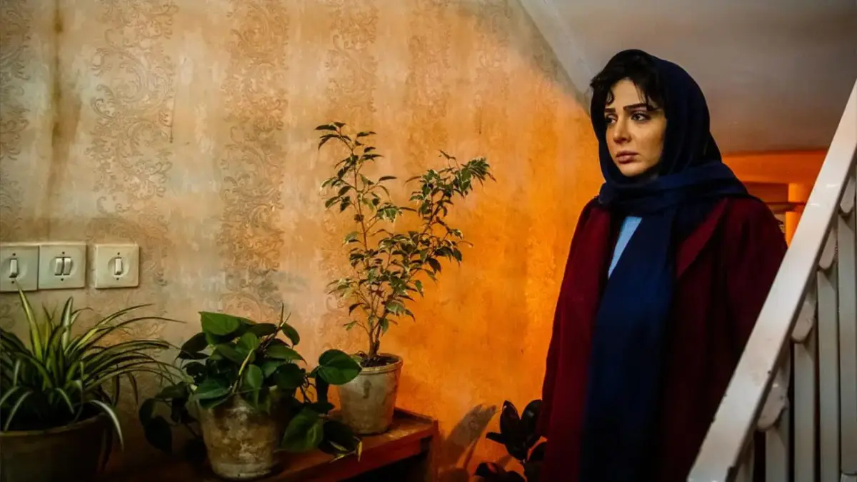 عکس| المیرا دهقانی با چهره‌ای متفاوت در سریال «بامداد خمار» / خانم بازیگر قابل شناسایی نیست