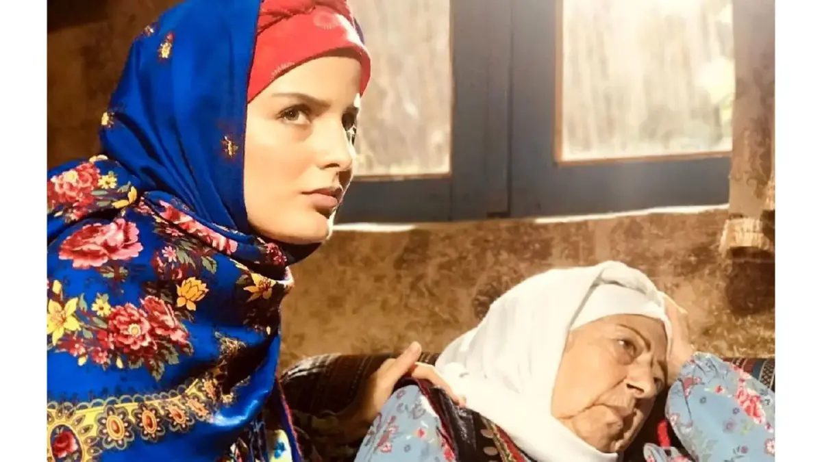 زیبایی خیره کننده غزاله اکرمی/ ژست بامزه و بی‌نظیر «سوجان و مادرجان» در پشت صحنه سریال جنجالی «سوجان»