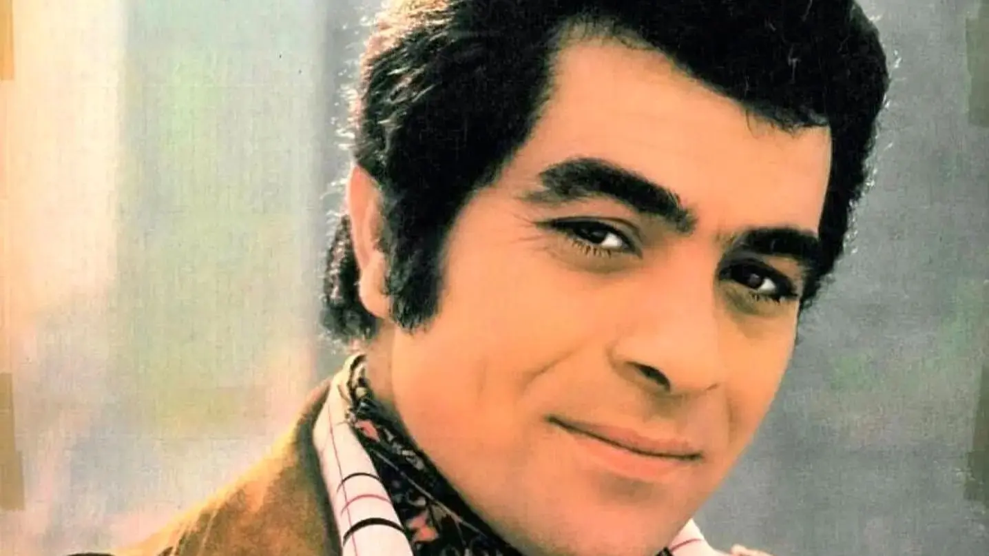 عکس شادی «بهروز وثوقی و عباس شباویز» بعد بردن جایزه برای فیلم قیصر؛ سال 48 - تصویر شاخص