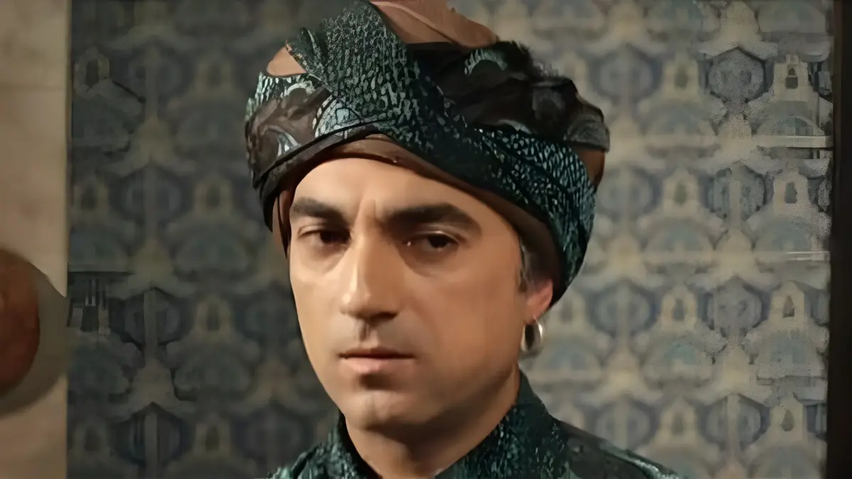 سنبل خان ۵۰ ساله؛ چهره‌ای که شما را متحیر می‌کند/ تصویری متفاوت از بازیگر حریم سلطان