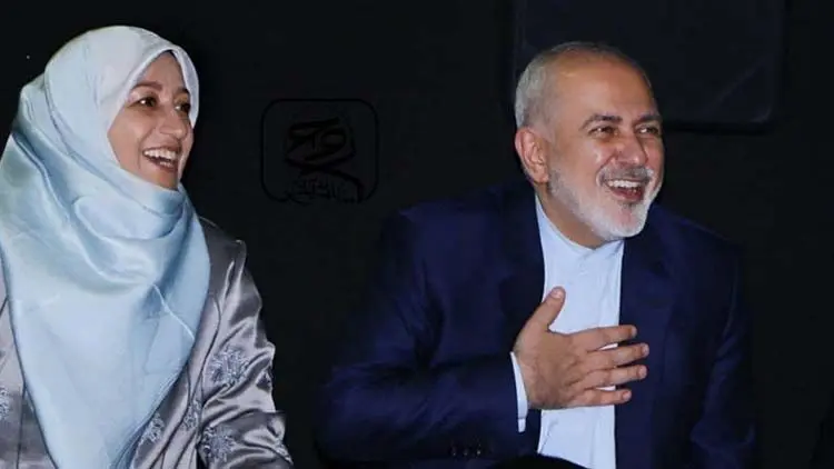 فیلم| محمدجواد ظریف و همسرش در تئاتر ارکسترال «آرش» کنار رعنا آزادی‌ور/ مهدی پاکدل نقش اصلی بود - تصویر شاخص