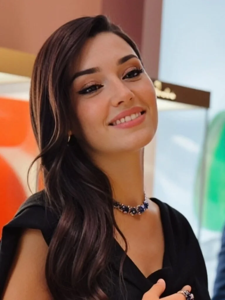 ارچل با پیراهن خالخالی