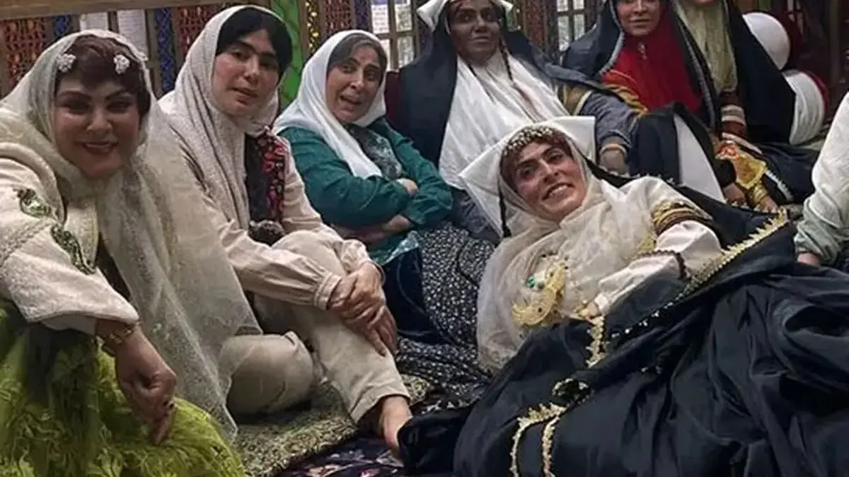 تصویری دیده‌نشده از بازیگران زن «بامداد خمار» در پشت صحنه سریال!