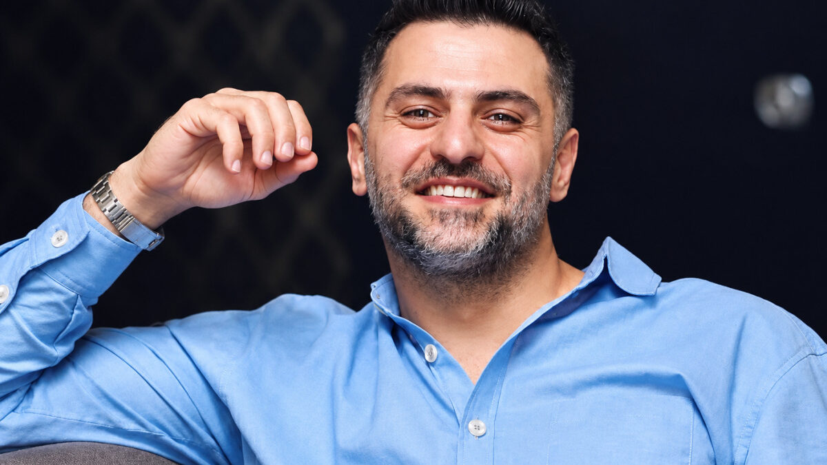 بیوگرافی و رازهای پنهان زندگی علی ضیا؛ از همسر قرتی تا ممنوع‌التصویر شدن مجری محبوب تلویزیون!