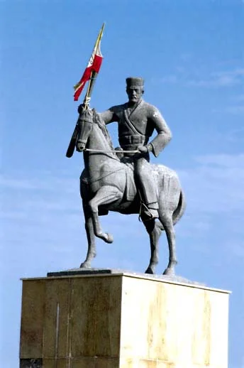 مجسمه رئیسعلی دلواری در بوشهر