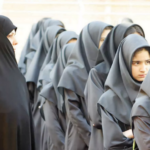 ابرو برداشتن و عطر زدن ممنوع! قوانین عجیب مدارس دخترانه در دهه ۶۰ و ۷۰