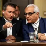 مهران مدیری در حال گفتگو با فریدون جیرانی درباره کیفیت آثارش