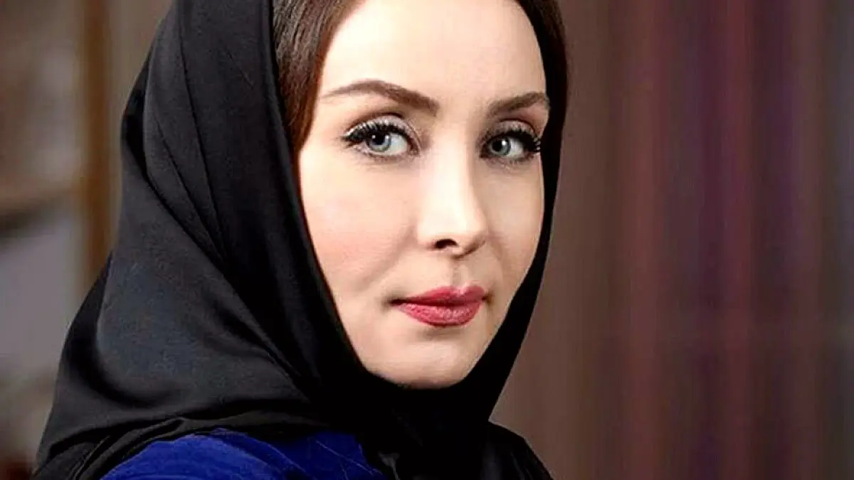 تصویری از حدیث فولادوند با چهره‌ای جوان‌تر در برنامه تلویزیونی