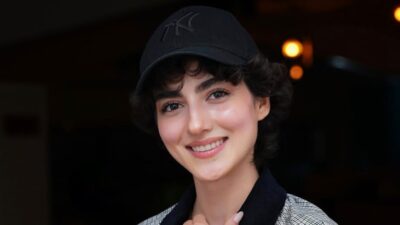 پردیس پورعابدینی با ترکیب جنجالی کت کلاسیک و پایین‌تنه مجلسی، استایل تئاتری را متحول کرد!