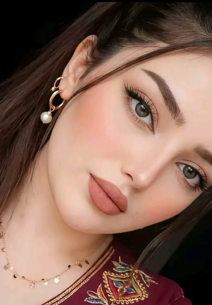 رژلب گوشتی - خط لب گوشتی