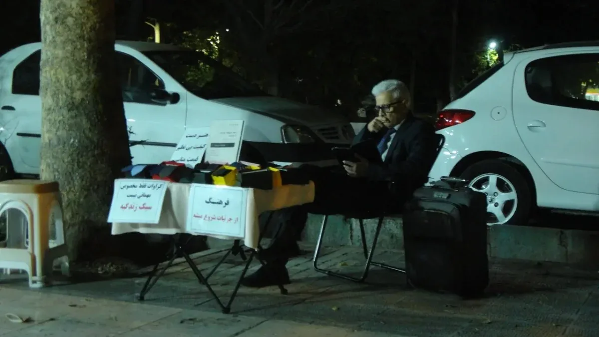 دستفروش خوش‌ پوش؛ مردی با کت‌ وشلوار و کراوات که خیابان‌ها را متحول کرد!