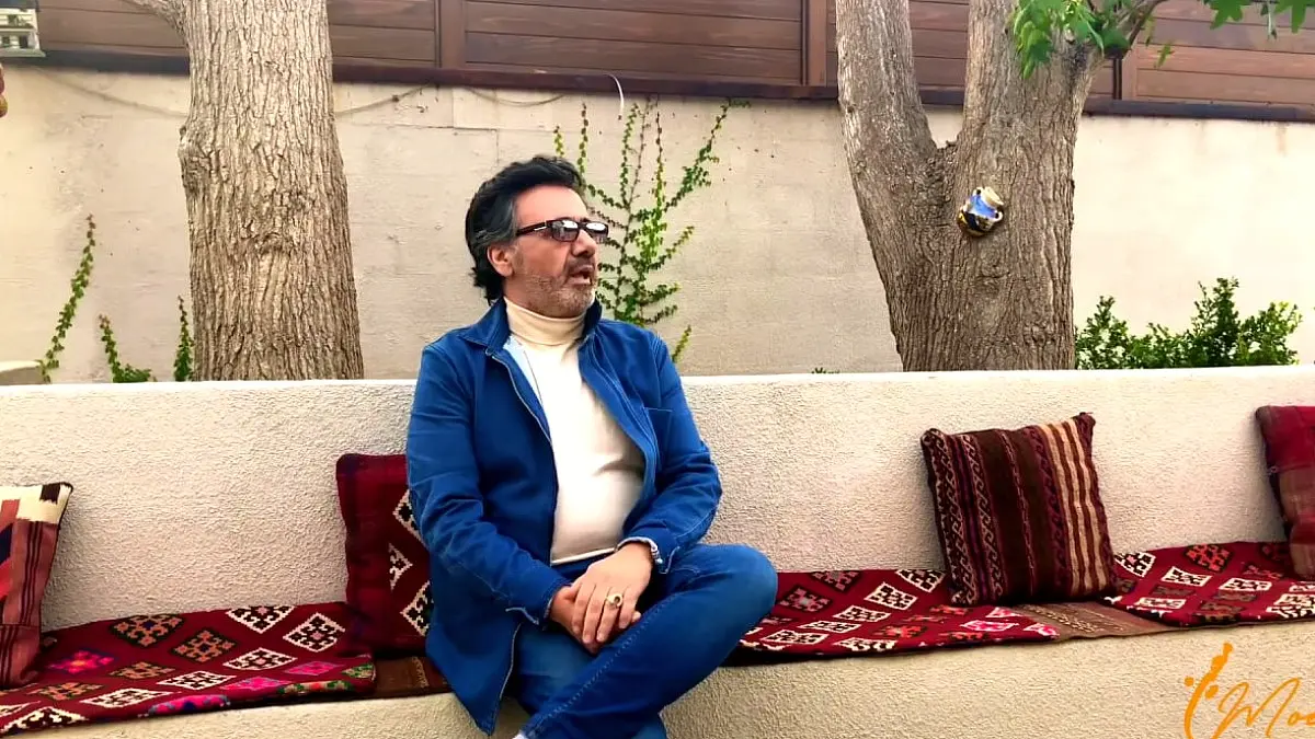 دکوراسیون خانه لوکس و ایرانی معین / فضای صمیمی و سنتی حیاط خانه معین با پشتی‌های ایرانی