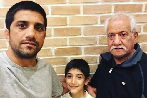 علیرضا دبیر با پدر و پسرش علیرضا دبیر با پدر و پسرش