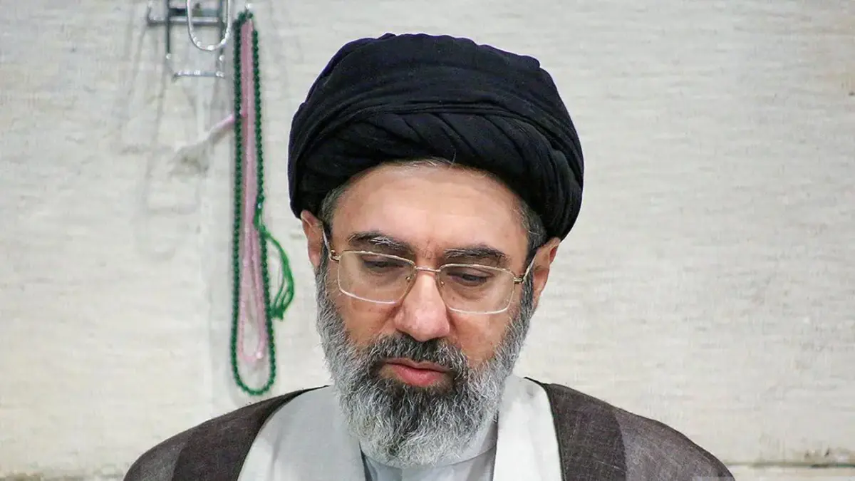 بیوگرافی مجتبی خامنه‌ای؛ زندگی پنهان فرزند دوم رهبر شهید انقلاب که کمتر دیده‌اید + عکس همسر و فرزان شهیدش