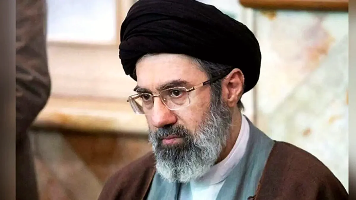 تصویری ساده از پسر و دختر آیت‌الله سید مجتبی خامنه‌ای کنار مردم قبل از شهادت