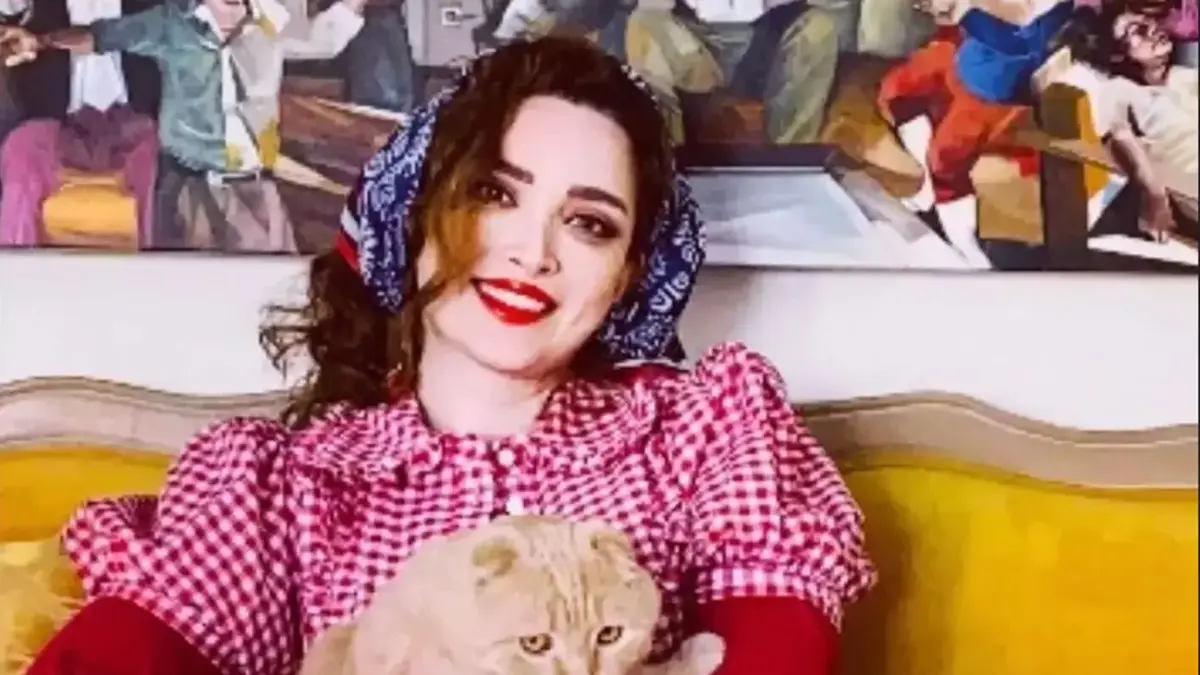 خانه رنگارنگ بهنوش طباطبایی؛ نگاهی به دکوراسیون هنری و نورگیر بازیگر محبوب