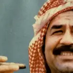 صدام حسین در حال نماز خواندن در حرم امام هادی در سال ۱۳۷۶