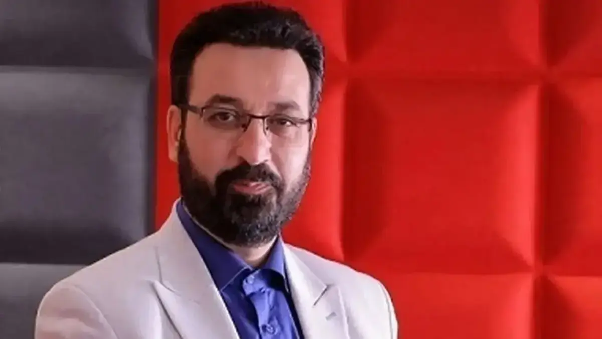 بیوگرافی و حواشی زندگی فرزاد جمشیدی و همسرش؛ مجری محبوب برنامه‌های مذهبی که  بود ؟ + علت فوت و عکس همسر محجبه اش