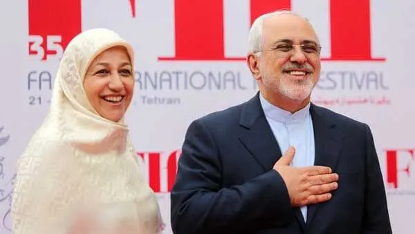 جشن تولد غافلگیرکننده محمدجواد ظریف در آسمان؛ کیک خلاقانه خدمه پرواز برای وزیر خارجه سابق