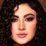 مریم مومن بازیگر سینما با قد بلند ۱۷۷ سانتی‌متر