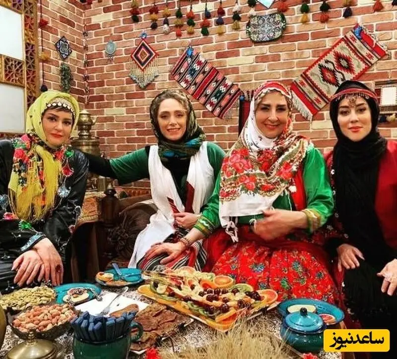 نگین معتضدی در کنار نعیمه نظام دوست، مرجانه گلچین و آشا محرابی در شام ایرانی