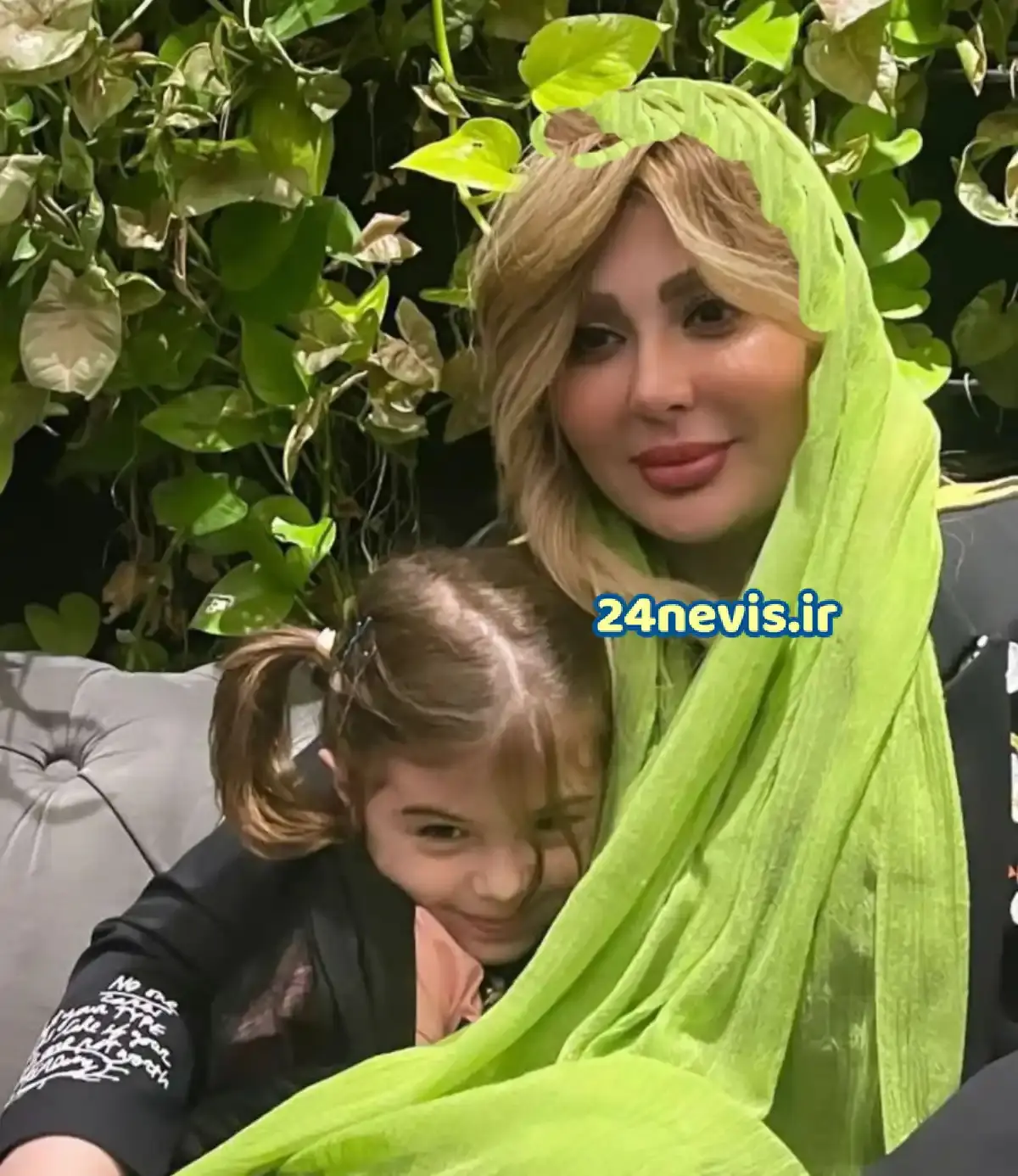 نیوشا ضیغمی و دخترش
