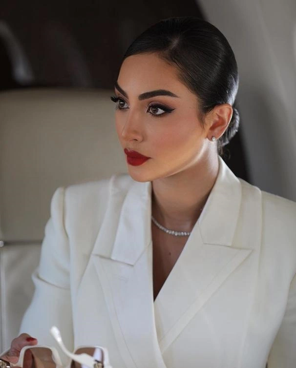 رژلب زرشکی با لباس سفید، کرم و بژ