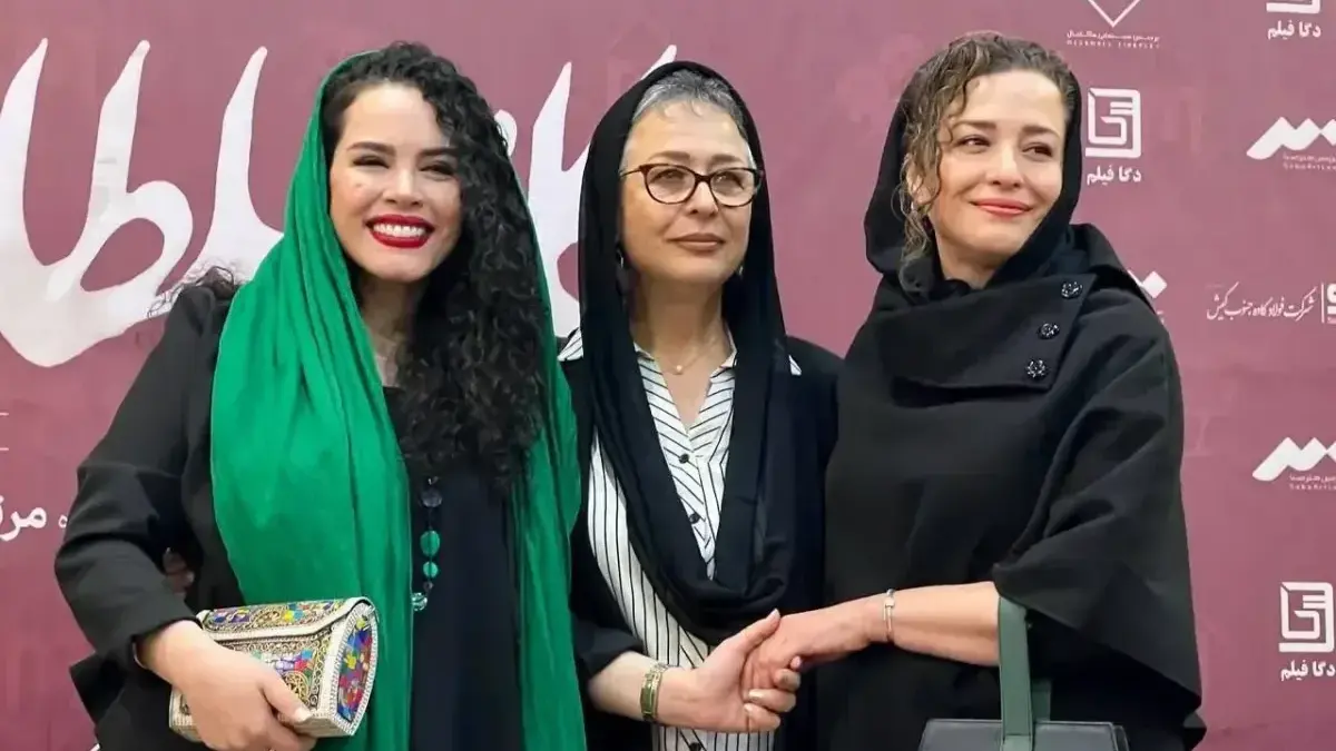 آزیتا حاجیان با دو دخترش در اکران «کافه سلطان»؛ لحظه‌ای که همه را شگفت‌زده کرد!